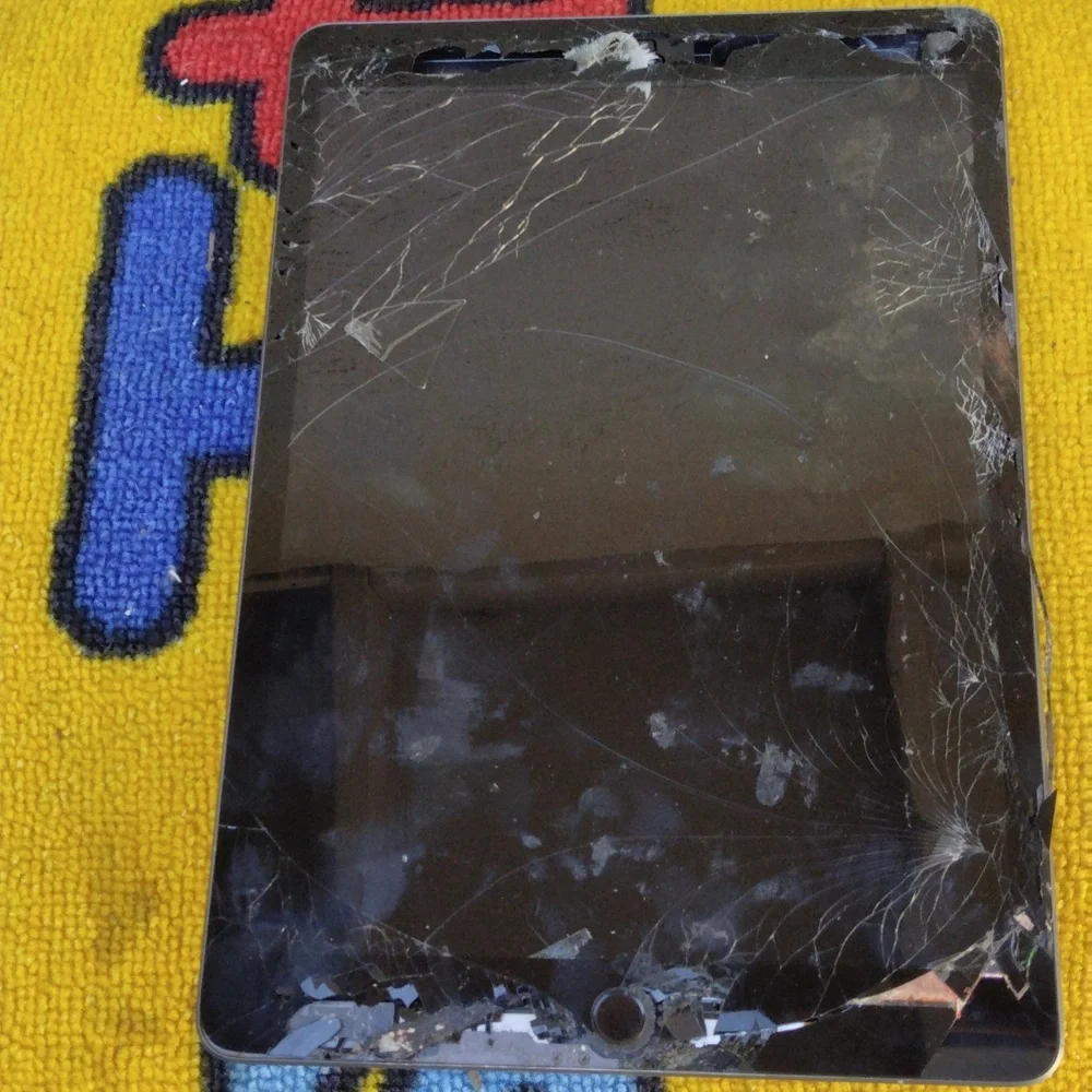 8th generation 2020 a2270 apple ipad broken screen..